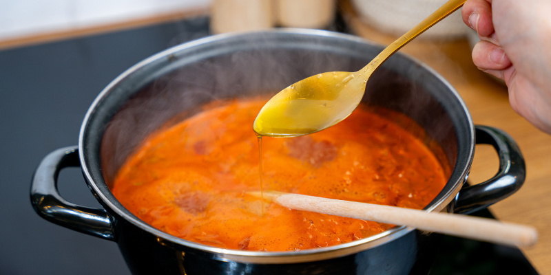 Rühre einen Esslöffel Cannabutter oder Öl hinein.