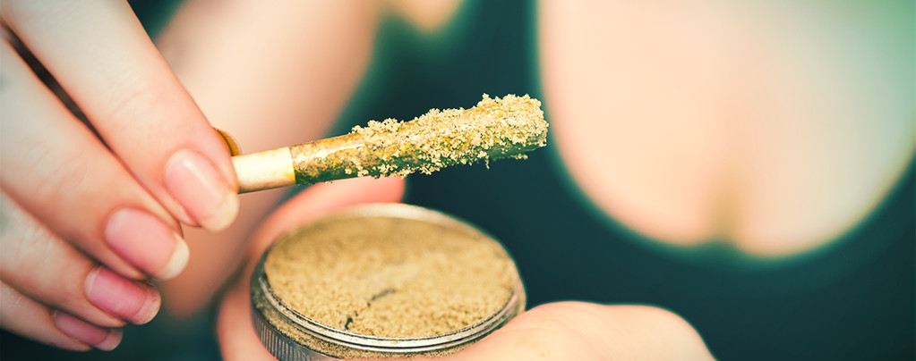 Wie man einen Joint oder eine Bong twaxt