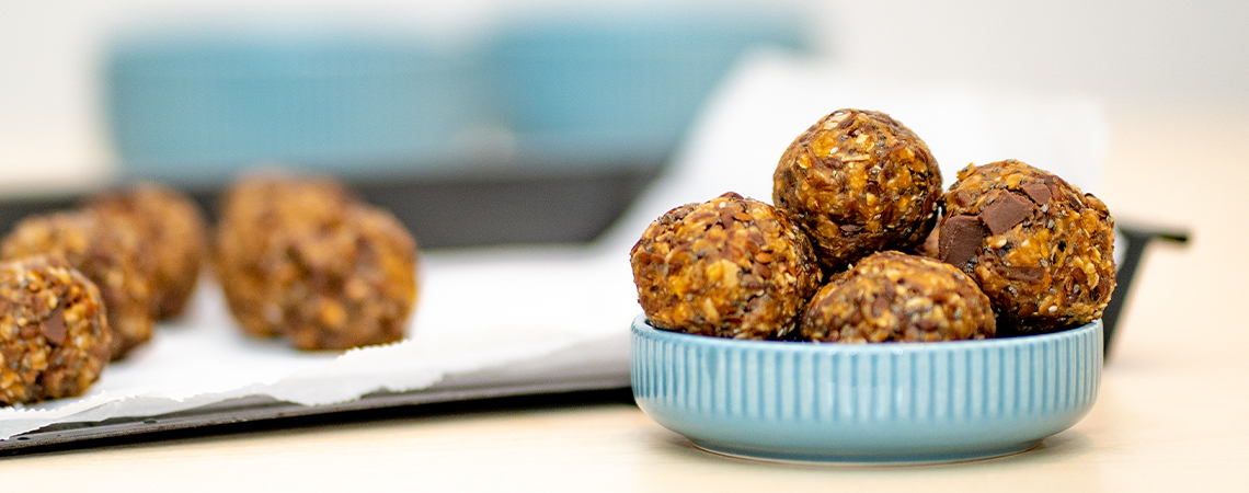 Ohne Backen Cannabis-Energy-Balls herstellen